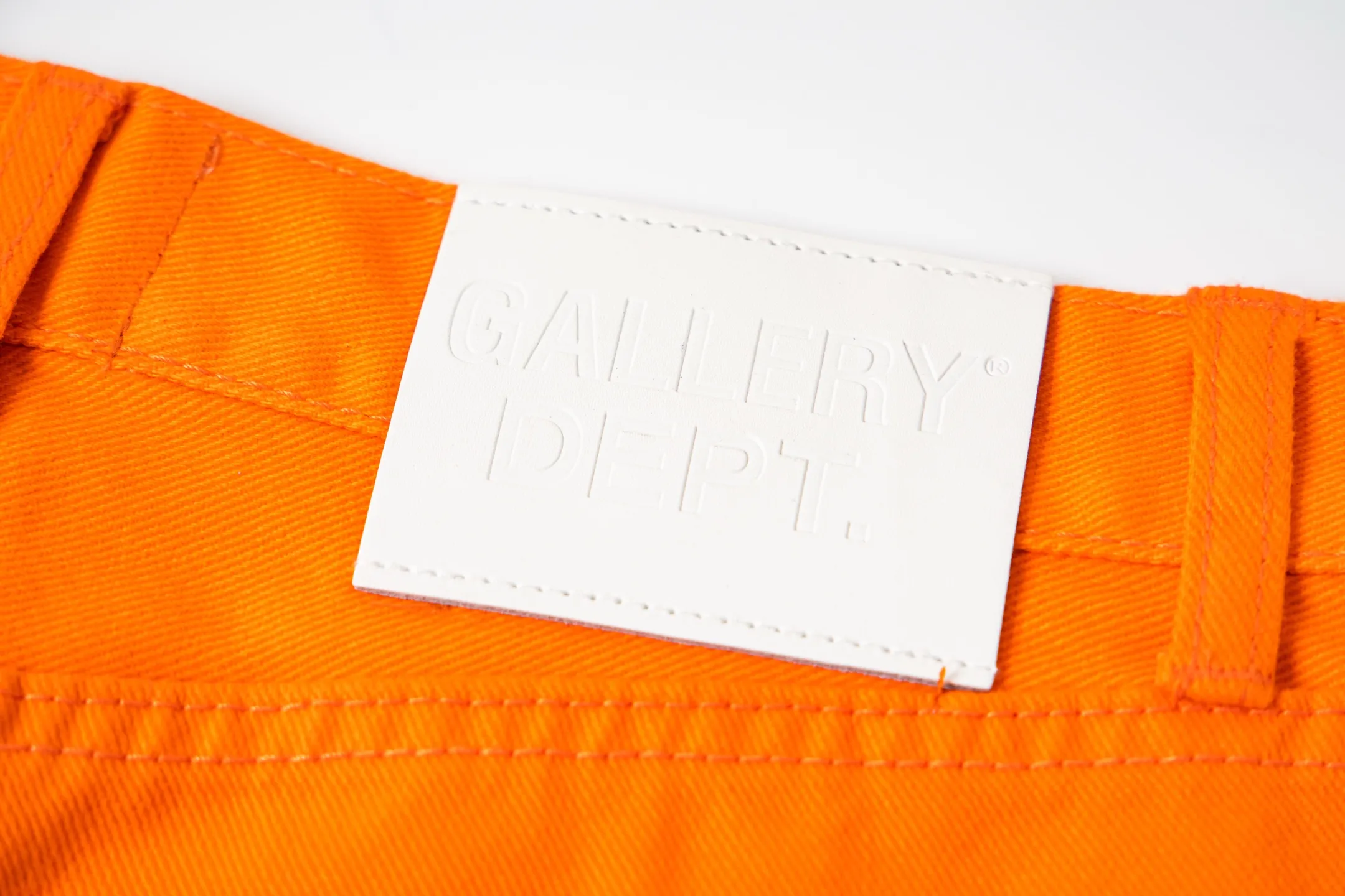 #8204 P230💰 GALLERY DEPT. Vintage spliced orange cross loose washed flared jeans - truly restore the ultimate texture of Vintage - original hardware accessories washed and other elevators, QR code analysis are all purchased from the original factory, high degree of restoration, you are welcome to compare with a certain product~ - Three-dimensional version Loose and comfortable, not picky about the figure, taller and slimmer, factory Seiko, original quality control, same style for men and women, can be matched with couples, versatile recommendation, must-have jeans for all seasons -Size: 28 30 32 34 36